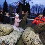 17.12.2019. Końskie. Radio Kielce rozdawało choinki dla słuchaczy / Jarosław Kubalski / Radio Kielce