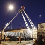 06.12.2019 Kielce. Rozpoczął się montaż diabelskiego młynu, który będzie główną atrakcją Jarmarku Bożonarodzeniowego / Jarosław Kubalski / Radio Kielce