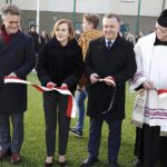 06.12.2019. Chęciny. Otwarcie obiektów sportowych w szkole podstawowej im. Jana Kochanowskiego. Na zdjęciu (od lewej): Krzysztof Słoń - senator PiS, Anna Krupka - wiceminister sportu, Robert Jaworski - burmistrz Chęcin, ks. Jan Kukowski - proboszcz parafii św. Bartłomieja Apostoła w Chęcinach / Jarosław Kubalski / Radio Kielce