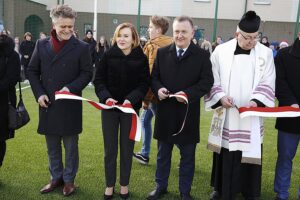 06.12.2019. Chęciny. Otwarcie obiektów sportowych w szkole podstawowej im. Jana Kochanowskiego. Na zdjęciu (od lewej): Krzysztof Słoń - senator PiS, Anna Krupka - wiceminister sportu, Robert Jaworski - burmistrz Chęcin, ks. Jan Kukowski - proboszcz parafii św. Bartłomieja Apostoła w Chęcinach / Jarosław Kubalski / Radio Kielce