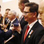 10.12.2019. Kielce. Sesja sejmiku. Mariusz Olszewski (z lewej) otrzymuje Odznakę Honorową Województwa Świętokrzyskiego z rąk Andrzeja Bętkowskiego - marszałka województwa / Jarosław Kubalski / Radio Kielce