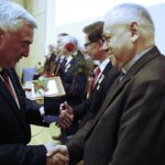 10.12.2019. Kielce. Sesja sejmiku. Na zdjęciu: ks. Stanisław Słowik - dyrektor Caritas Diecezji Kieleckiej (z lewej) otrzymuje Odznakę Honorową Województwa Świętokrzyskiego z rąk Andrzeja Bętkowskiego - marszałka województwa / Jarosław Kubalski / Radio Kielce