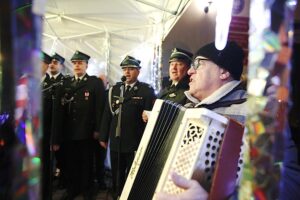 15.12.2019 Chęciny. Wspólne kolędowanie i świąteczny kiermasz / Jarosław Kubalski / Radio Kielce