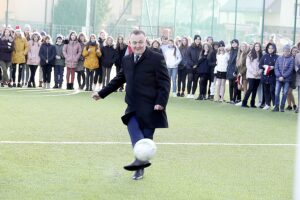 06.12.2019. Chęciny. Otwarcie obiektów sportowych w szkole podstawowej im. Jana Kochanowskiego. Na zdjęciu (od lewej): Robert Jaworski - burmistrz Chęcin / Jarosław Kubalski / Radio Kielce