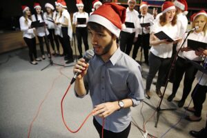 06.12.2019 Kielce. Wystawa prac Lucyny Gozdek pt. „W przestrzeni”. Występ Chóru Gospel Katedry Muzyki Wydziału Sztuki UJK w Kielcach - Cathedral Voices / Jarosław Kubalski / Radio Kielce