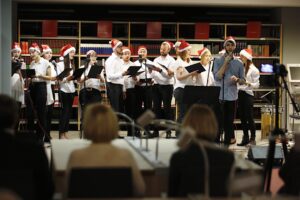 06.12.2019 Kielce. Wystawa prac Lucyny Gozdek pt. „W przestrzeni”. Występ Chóru Gospel Katedry Muzyki Wydziału Sztuki UJK w Kielcach - Cathedral Voices / Jarosław Kubalski / Radio Kielce