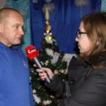 13.12.2019. Kielce. Specjalnego Ośrodka Szkolno - Wychowawczego nr 2. Warsztaty z zakresu udzielania pierwszej pomocy przedmedycznej. Na zdjęciu: Piotr Molasy, prezes Stowarzyszenia Świętokrzyskie Wodne Ochotnicze Pogotowie Ratunkowe w rozmowie z red. Iwoną Murawską z Radia Kielce / Krzysztof Bujnowicz / Radio Kielce