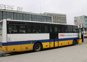 Kielce. Tymczasowy dworzec autobusowy. Autobus PKS Ostrowiec Świętokrzyski / Daria Pycia / Radio Kielce