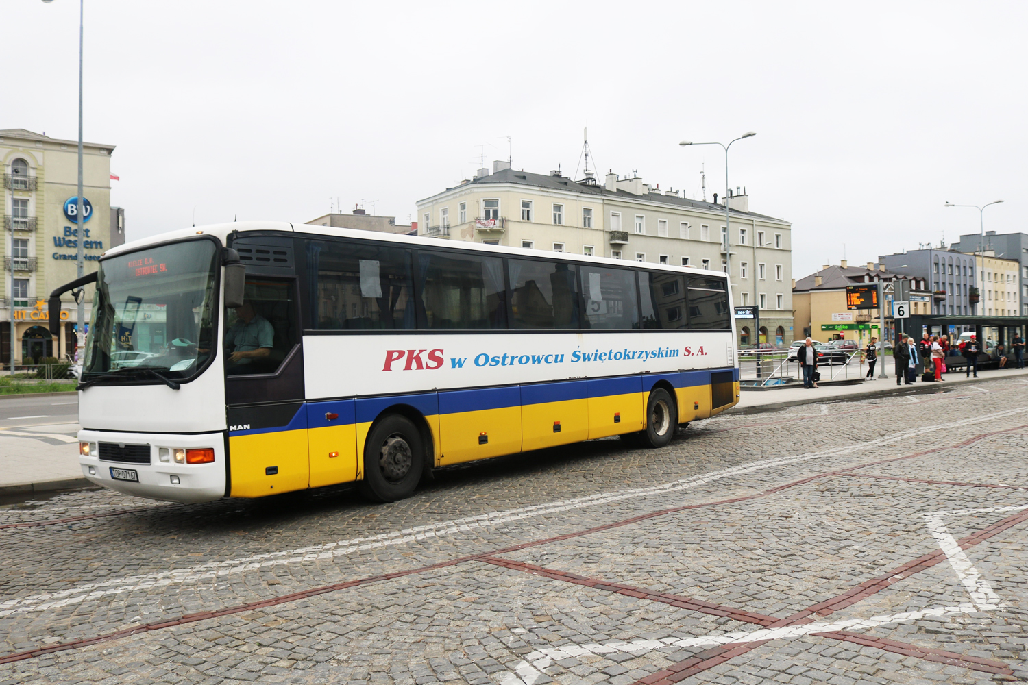 Kielce. Tymczasowy dworzec autobusowy. Autobus PKS Ostrowiec Świętokrzyski / Daria Pycia / Radio Kielce