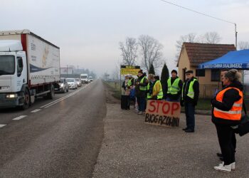 28.11.2019. Sielec Biskupi. Protest przeciwko budowie biogazowni / Marta Gajda / Radio Kielce