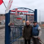 11.12.2019 Kazimierza Wielka. Zbigniew Pogoda i Henryk Duda zapalili znicz przy historycznej bramie Cukrowni Łubna / Marta Gajda / Radio Kielce