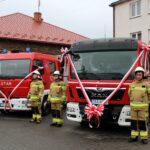 15.12.2019 Skalbmierz. Przekazanie i poświecenie wozów strażackich dla OSP Drożejowice i OSP Skalbmierz. Wóz dla jednostki OSP Drożejowice i wóz dla OSP Skalbmierz / Marta Gajda / Radio Kielce