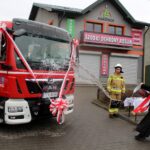 15.12.2019 Skalbmierz. Przekazanie i poświecenie wozów strażackich dla OSP Drożejowice i OSP Skalbmierz. Ksiądz Marian Fatyga święci wóz dla jednostki OSP Skalbmierz / Marta Gajda / Radio Kielce