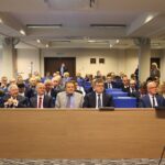 30.12.2019. Kielce. Sesja Rady Powiatu. Na zdjęciu (w pierwszym rzędzie, od lewej): Zbigniew Koniusz - wojewoda świętokrzyski, Krzysztof Lipiec - poseł PiS, Piotr Wawrzyk - wiceminister spraw zagranicznych, poseł PiS, Mirosław Gębski - starostwa kielecki, Tomasz Pleban - wicestarosta kielecki, Stefan Bąk - członek Zarządu Powiatu w Kielcach i Mariusz Ściana - członek Zarządu Powiatu w Kielcach / Starostwo Powiatowe w Kielcach