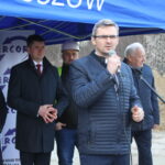 Symboliczne wbicie łopaty pod inwestycję nowego mostu łączącego województwo małopolskie ze świętokrzyskim. Przemawia Wiesław Krajewski - poseł na Sejm RP / Marta Gajda / Radio Kielce