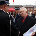 15.12.2019 Skalbmierz. Przekazanie i poświecenie wozów strażackich dla OSP Drożejowice i OSP Skalbmierz. Poseł Krzysztof Lipiec przekazuje akt nadania, kluczyki i dowód rejestracyjny prezesowi OSP Skalbmierz Dariuszowi Wojtasikowi / Marta Gajda / Radio Kielce