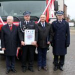 15.12.2019 Skalbmierz. Przekazanie i poświecenie wozów strażackich dla OSP Drożejowice i OSP Skalbmierz. Na zdjęciu (od lewej): Marek Juszczyk - burmistrz Skalbmierza, poseł Krzysztof Lipiec, Dariusz Wojtasik – prezes OSP Skalbmierz, Józef Zuwała - Wojewódzki Fundusz Ochrony Środowiska i Gospodarki Wodnej w Kielcach i Grzegorz Rajca - zastępca świętokrzyskiego komendanta wojewódzkiego PSP / Marta Gajda / Radio Kielce
