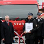 15.12.2019 Skalbmierz. Przekazanie i poświecenie wozów strażackich dla OSP Drożejowice i OSP Skalbmierz. Na zdjęciu (od lewej): Marek Juszczyk - burmistrz Skalbmierza, poseł Krzysztof Lipiec, Zbigniew Fucia - prezes OSP Drożejowice, Dariusz Wojtasik – prezes OSP Skalbmierz i Grzegorz Rajca - zastępca świętokrzyskiego komendanta wojewódzkiego PSP / Marta Gajda / Radio Kielce