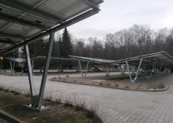 30.12.2019. Busko-Zdrój. Instalacja fotowoltaiczna przy 21. Wojskowym Szpitalu Uzdrowiskowo-Rehabilitacyjnym w Busku-Zdroju / Marta Gajda / Radio Kielce