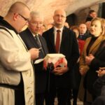 30.12.2019. Jędrzejów. Spotkanie opłatkowe członków i sympatyków Prawa i Sprawiedliwości. Na zdjęciu (drugi od lewej): o. Bruno Paterewicz - przeor klasztoru Cystersów i poseł Krzysztof Lipiec, Piotr Wawrzyk - wiceminister spraw zagranicznych, Anna Krupka - wiceminister sportu, Marek Bogusławski - wicemarszałek województwa świętokrzyskiego / Marta Gajda / Radio Kielce