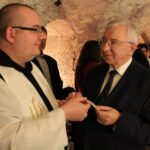 30.12.2019. Jędrzejów. Spotkanie opłatkowe członków i sympatyków Prawa i Sprawiedliwości. Na zdjęciu (od lewej): o. Bruno Paterewicz - przeor klasztoru cystersów i poseł Krzysztof Lipiec / Marta Gajda / Radio Kielce