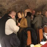 30.12.2019. Jędrzejów. Spotkanie opłatkowe członków i sympatyków Prawa i Sprawiedliwości. Na zdjęciu: o. Bruno Paterewicz - przeor klasztoru cystersów i Anna Krupka - wiceminister sportu / Marta Gajda / Radio Kielce