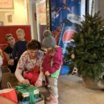 17.12.2019. Kielce. Dzieci i personel Świętokrzyskiego Centrum Pediatrii w Kielcach ubierają choinki / Monika Miller / Radio Kielce