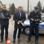 23.12.2019. Kielce. Rozpoczęcie akcji zachęcającej do noszenia elementów odblaskowych. Na zdjęciu (od lewej): Kamil Tokarski - rzecznik prasowy Komendy Wojewódzkiej Policji w Kielcach, Zbigniew Duda - dyrektor Wojewódzkiego Ośrodka Ruchu Drogowego w Kielcach i Artur Putowski - zastępca naczelnika Wydziału Ruchu Drogowego KWP w Kielcach / Monika Miller / Radio Kielce