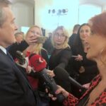 12.12.2019. Sandomierz. Wicepremier Piotr Gliński w rozmowie z dziennikarzami. Z prawej: red. Grażyna Szlęzak-Wójcik / Radio Kielce