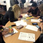 13.12.2019 Sandomierz. Uczniowie pisali listy w ramach akcji Amnesty International / Grażyna Szlęzak-Wójcik / Radio Kielce