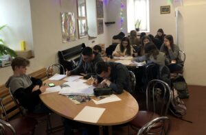 13.12.2019 Sandomierz. Uczniowie pisali listy w ramach akcji Amnesty International / Grażyna Szlęzak-Wójcik / Radio Kielce