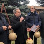 15.12.2019. Staszów. Ubieranie choinki na Rynku. Na zdjęciu (od lewej): Józef Żółciak - starosta staszowski, Leszek Kopeć - burmistrz Staszowa, Dominik Rożek - Staszowski Ośrodek Kultury, Ireneusz Kwiecjasz - przewodniczący Rady miasta Staszowa / Grażyna-Szlęzak-Wójcik / Radio Kielce