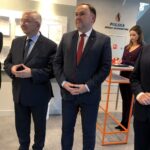 16.12.2019 Sandomierz. Otwarcie zmodernizowanego punkty obsługi klienta w zakładzie gazowniczym. Na zdjęciu (od lewej): Agnieszka Zydroń - wicedyrektor ds. obsługi klienta i dystrybucji w PSG w Warszawie, poseł Krzysztof Lipiec, poseł Marek Kwitek i Radosław Słoniewski - dyrektor Zakładu Gazowniczego w Kielcach / Grażyna Szlęzak-Wójcik / Radio Kielce