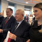 16.12.2019 Sandomierz. Otwarcie zmodernizowanego punkty obsługi klienta w zakładzie gazowniczym. Na zdjęciu (od lewej): senator Jarosław Rusiecki, poseł Marek Kwitek, poseł Krzysztof Lipiec i Agnieszka Zydroń - wicedyrektor ds. obsługi klienta i dystrybucji w PSG w Warszawie / Grażyna Szlęzak-Wójcik / Radio Kielce