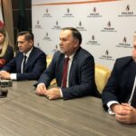 16.12.2019 Sandomierz. Otwarcie zmodernizowanego punkty obsługi klienta w zakładzie gazowniczym. Na zdjęciu (od lewej): poseł Krzysztof Lipiec, Agnieszka Zydroń - wicedyrektor ds. obsługi klienta i dystrybucji w PSG w Warszawie, Radosław Słoniewski - dyrektor Zakładu Gazowniczego w Kielcach, poseł Marek Kwitek i senator Jarosław Rusiecki / Grażyna Szlęzak-Wójcik / Radio Kielce