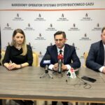 16.12.2019 Sandomierz. Otwarcie zmodernizowanego punkty obsługi klienta w zakładzie gazowniczym. Na zdjęciu (od lewej): poseł Krzysztof Lipiec, Agnieszka Zydroń - wicedyrektor ds. obsługi klienta i dystrybucji w PSG w Warszawie, Radosław Słoniewski - dyrektor Zakładu Gazowniczego w Kielcach i poseł Marek Kwitek / Grażyna Szlęzak-Wójcik / Radio Kielce