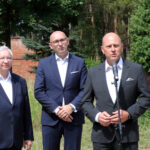 Suchedniów. ARP S.A. przejmuje Zakłady Wyrobów Kamionkowych „MARYWIL”. Na zdjęciu: Krzysztof Lipiec - poseł PiS, Krzysztof Ślęzak - dyrektor SSE EURO-PARK Mielec, Marcin Perz - prezes SSE Starachowice / Magdalena Blicharska / Radio Kielce