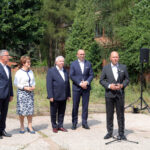 Suchedniów. ARP S.A. przejmuje Zakłady Wyrobów Kamionkowych „MARYWIL”. Na zdjęciu: Dariusz Śliwowski - wiceprezes Agencji Rozwoju Przemysłu S.A., Maria Zuba - poseł PiS, Krzysztof Lipiec - poseł PiS, Marcin Perz - prezes SSE Starachowice, Krzysztof Ślęzak - dyrektor SSE EURO-PARK Mielec / Magdalena Blicharska / Radio Kielce