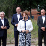 Suchedniów. ARP S.A. przejmuje Zakłady Wyrobów Kamionkowych „MARYWIL”. Na zdjęciu: Krzysztof Lipiec - poseł PiS, Marcin Perz - prezes SSE Starachowice, Maria Zuba - poseł PiS, Dariusz Śliwowski - wiceprezes Agencji Rozwoju Przemysłu S.A. / Magdalena Blicharska / Radio Kielce