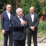Suchedniów. ARP S.A. przejmuje Zakłady Wyrobów Kamionkowych „MARYWIL”. Na zdjęciu: Marcin Perz - prezes SSE Starachowice, Krzysztof Lipiec - poseł PiS, Dariusz Śliwowski - wiceprezes Agencji Rozwoju Przemysłu S.A. / Magdalena Blicharska / Radio Kielce