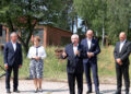 Suchedniów. ARP S.A. przejmuje Zakłady Wyrobów Kamionkowych „MARYWIL”. Na zdjęciu: Krzysztof Ślęzak - dyrektor SSE EURO-PARK Mielec, Maria Zuba - poseł PiS, Krzysztof Lipiec - poseł PiS, Marcin Perz - prezes SSE Starachowice, Dariusz Śliwowski - wiceprezes Agencji Rozwoju Przemysłu S.A. / Magdalena Blicharska / Radio Kielce
