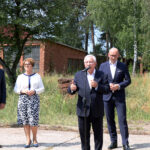 Suchedniów. ARP S.A. przejmuje Zakłady Wyrobów Kamionkowych „MARYWIL”. Na zdjęciu: Krzysztof Ślęzak - dyrektor SSE EURO-PARK Mielec, Maria Zuba - poseł PiS, Krzysztof Lipiec - poseł PiS, Marcin Perz - prezes SSE Starachowice, Dariusz Śliwowski - wiceprezes Agencji Rozwoju Przemysłu S.A. / Magdalena Blicharska / Radio Kielce