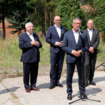 Suchedniów. ARP S.A. przejmuje Zakłady Wyrobów Kamionkowych „MARYWIL”. Na zdjęciu: Maria Zuba - poseł PiS, Krzysztof Lipiec - poseł PiS, Marcin Perz - prezes SSE Starachowice, Krzysztof Ślęzak - dyrektor SSE EURO-PARK Mielec, Dariusz Śliwowski - wiceprezes Agencji Rozwoju Przemysłu S.A. / Magdalena Blicharska / Radio Kielce