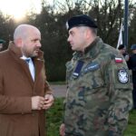 14.12.2019 Łopuszno. Obchody 76. rocznicy rozstrzelania 15 żołnierzy w akcji „Niekłański Październik”. Na zdjęciu (od lewej): Mariusz Gosek - członek zarządu województwa i Łukasz Wilczyński - współorganizator wydarzenia / Kamila Chmiel