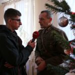 14.12.2019 Łopuszno. Obchody 76. rocznicy rozstrzelania 15 żołnierzy w akcji „Niekłański Październik”. Na zdjęciu (od lewej): Michał Kita - Radio Kielce i Dionizy Krawczyński - prezes Stowarzyszenia Rekonstrukcji Historycznych „Jodła” / Kamila Chmiel