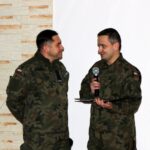 14.12.2019 Łopuszno. Obchody 76. rocznicy rozstrzelania 15 żołnierzy w akcji „Niekłański Październik”. Na zdjęciu (od lewej): Łukasz Wilczyński - współorganizator wydarzenia i dr Tomasz Ossowski - historyk / Kamila Chmiel