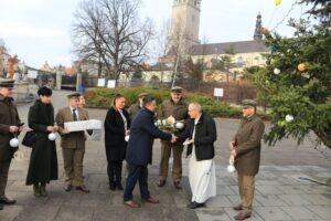 18.12.2019. Jasna Góra. Przekazanie jodły z ostrowieckiego nadleśnictwa / Regionalna Dyrekcja Lasów Państwowych w Radomiu