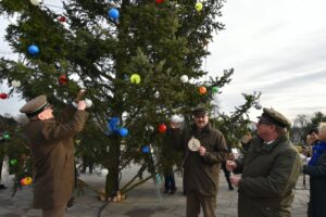 18.12.2019. Jasna Góra. Przekazanie jodły z ostrowieckiego nadleśnictwa / Regionalna Dyrekcja Lasów Państwowych w Radomiu