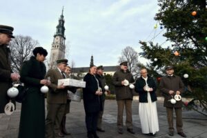 18.12.2019. Jasna Góra. Przekazanie jodły z ostrowieckiego nadleśnictwa / Regionalna Dyrekcja Lasów Państwowych w Radomiu