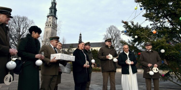 18.12.2019. Jasna Góra. Przekazanie jodły z ostrowieckiego nadleśnictwa / Regionalna Dyrekcja Lasów Państwowych w Radomiu